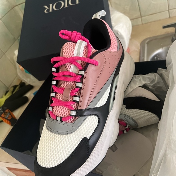 I’m selling my DIOR B22s only warn once brand new still with box. - Picture 5 of 5